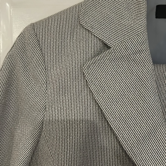 Striped suit - Picture 3 of 8